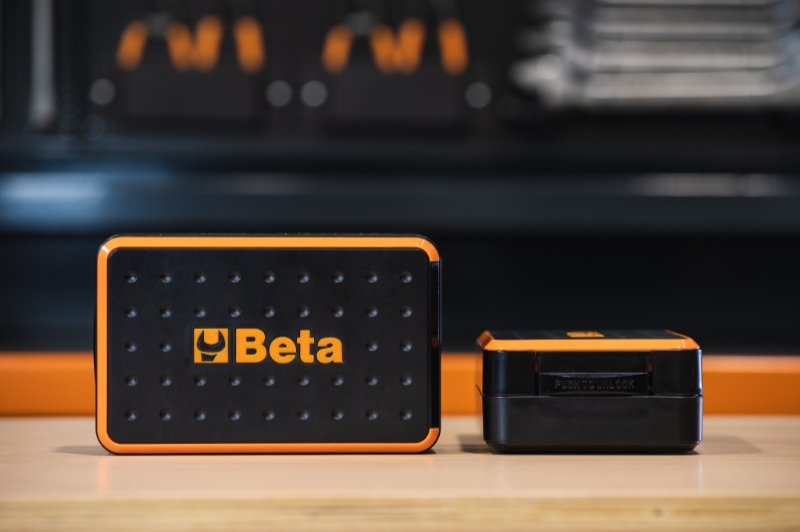 BETA TOOLS - Assortimento di 11 bussole esagonali, 21 inserti e 7 accessori, in valigetta di plastica. - immagine 2